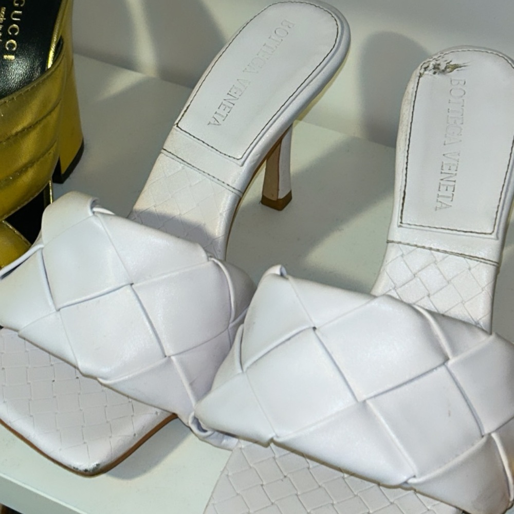 Bottega veneta vido pumps! Worn once but my puppy unfortunately got to it. 37EU